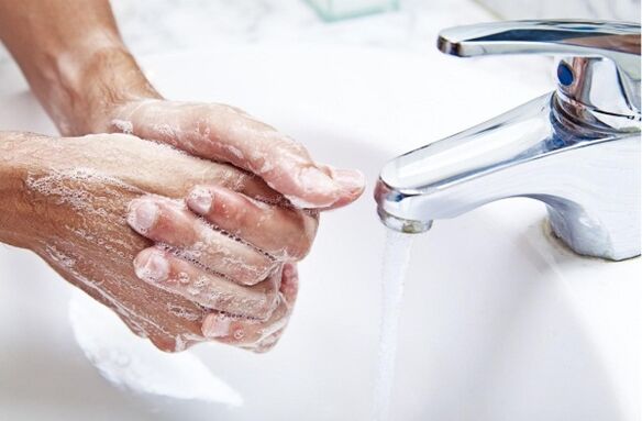 Трябва да измиете ръцете си, преди да приготвите безглутенова храна за вашето дете. 