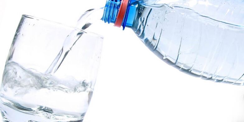 пиенето на чиста вода е задължително за отслабване у дома